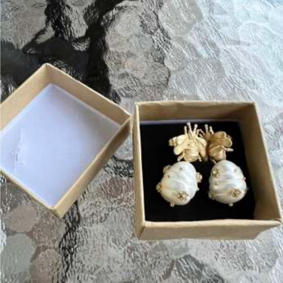 NWT bee and large pearl honey drop earrings - Picture 5 of 5